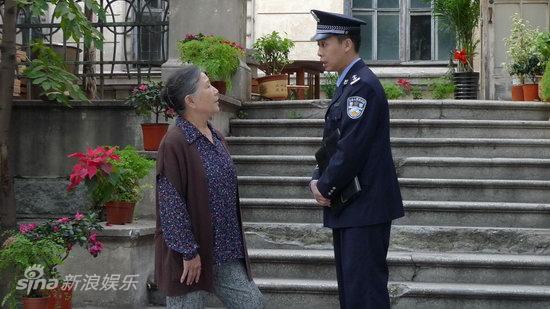 剧照-图文：雷人老范探班--张译热心帮助大妈