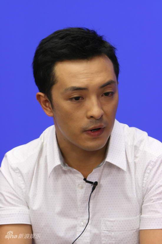 剧照-图文：拥抱主创做客-男一号富大龙
