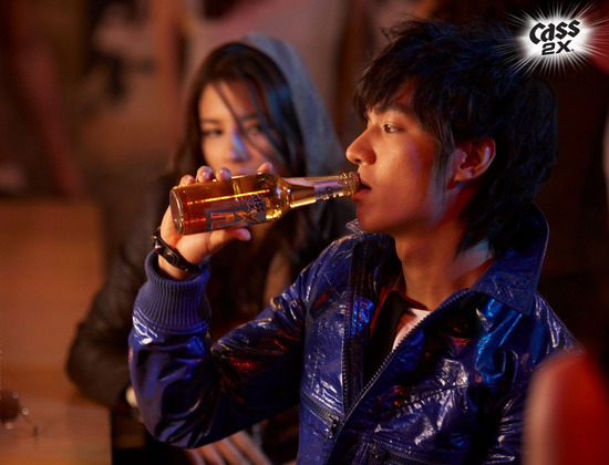 剧照-图文：李民浩啤酒广告--李民浩喝啤酒也有型