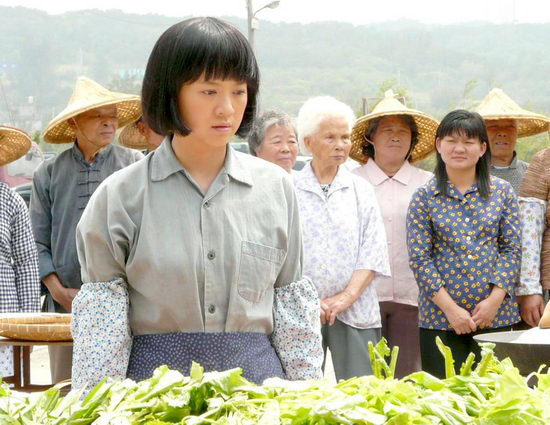 剧照-曾宝仪新戏拍大场面 和众多临时演员对戏(图) 