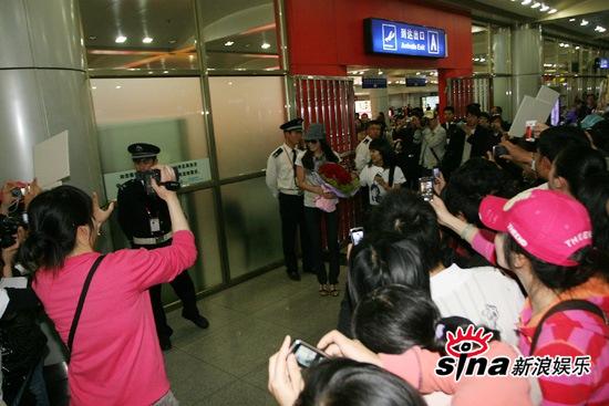 剧照-图文：“七公主”抵达长沙-李太兰走出机场