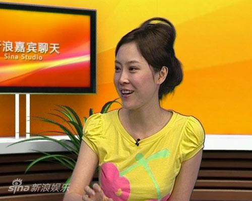 剧照-图文：韩雪做客新浪-主持人赵宁