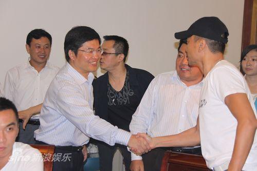 剧照-图文：水浒战船--东平县长赵德健与演员见面