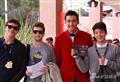 剧照-图文：背面罗马首映-胡兵与影迷合影