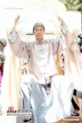 剧照-组图：郑少秋、邓萃雯闹市区宣传御用闲人