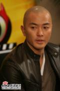 剧照-图文：霍元甲主演做客新浪--郑伊健光头造型