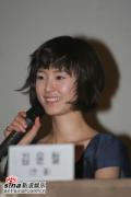 剧照-组图：神话成员文政赫发布会迟到 向记者连道歉