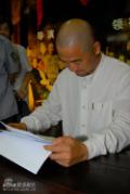 剧照-图文：张国立宣传中国往事--翻看宣传材料