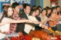 剧照-图文：通天干探开厂仪式--众人切乳猪