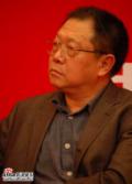 剧照-图文：鉴真东渡首映式--李培森认真观看影片