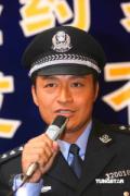 剧照-组图：马景涛宣传新剧一路夫妻 深情吻爱妻