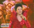 剧照-图文：歌曲报答--彭丽媛身着大红礼服出场