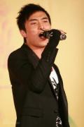 剧照-图文：青春舞台发布会--高登献唱插曲