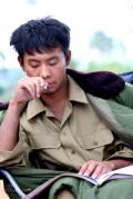 剧照-图文：团长杀青现场花絮-张译投入看剧本
