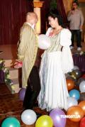 剧照-图文：老婆大人2宣传-两人夹气球不避嫌
