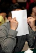 剧照-图文：关中枪声发布会--李亚鹏用纸挡住脸部不让拍摄