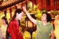 剧照-图文：红楼梦布景曝光--李导介绍宝玉的金冠