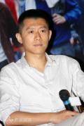 剧照-图文：八十年代发布会--夏雨表情认真