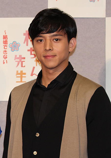 满岛真之介写真